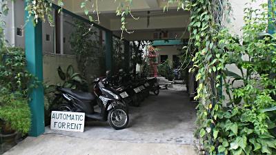 Phuket, Karon Beach, motos à louer